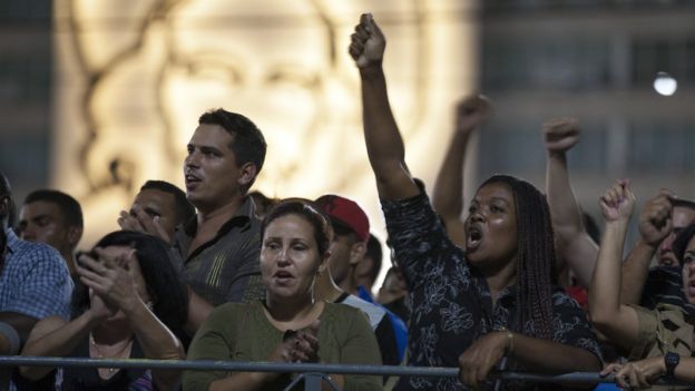 Las emociones eran diversas en la plaza, desde quienes gritaban por Fidel Castro hasta quienes solo escuchaban con pesar. 