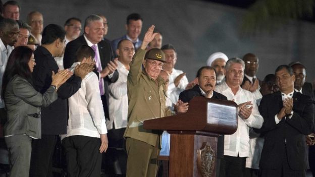 Raúl Castro saluda a la multitud rodeado de líderes de la región y el mundo. 
