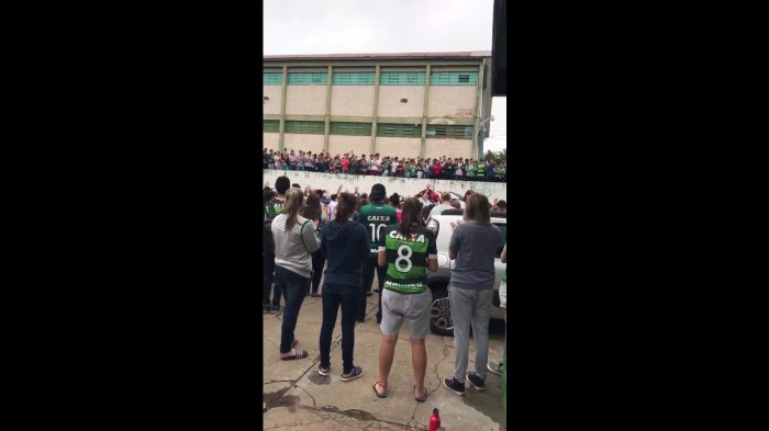 [VIDEO] El conmovedor canto de los hinchas del Chapecoense afuera del estadio luego de la tragedia