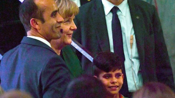 [VIDEO VIDA] El momento en que un niño afgano le quiere tomar la mano a Angela Merkel para «agradecerle» por su vida en Alemania
