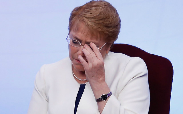 Cadem: Crece desaprobación a Bachelet y al gobierno por respuesta a incendios forestales