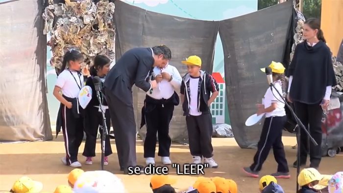 [VIDEO] «Usted no lo diga»: niña corrige al ministro de Educación mexicano durante un acto público