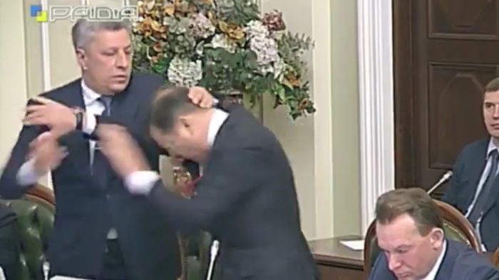 [VIDEO] A combos terminaron dos diputados tras fuertes acusaciones en pleno Parlamento ucraniano