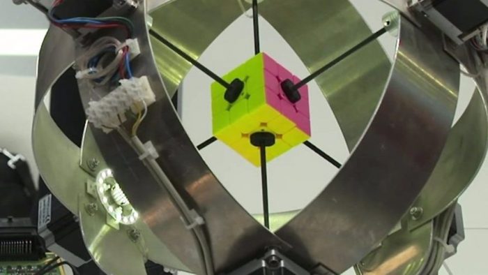 [VIDEO] La espectacular rapidez con la que un robot armó un cubo de Rubik y batió el récord mundial