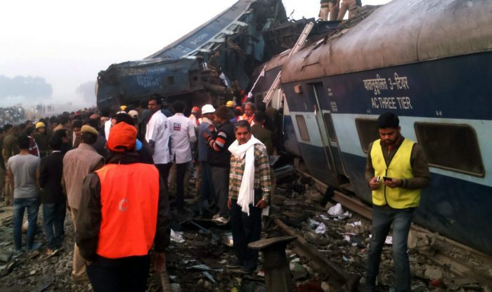 Superan el centenar los muertos en el accidente de tren en la India