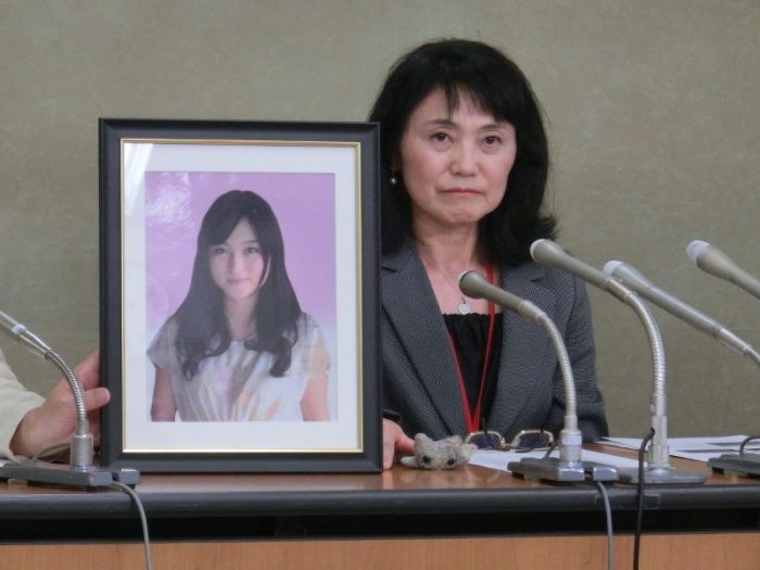 Karoshi: cómo el suicidio de una joven por trabajar demasiadas horas extra llevó a la renuncia del presidente de una de las principales empresas de Japón
