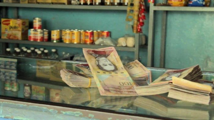 [VIDEO] Cómo se vive el cambio de billetes de 100 bolívares en una pequeña tienda de Caracas