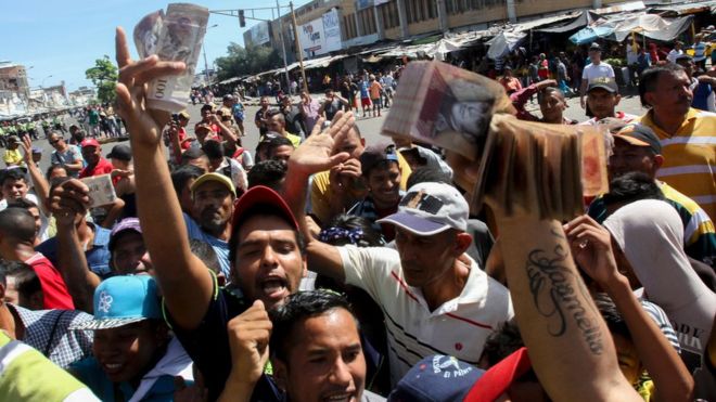 «Es el caos total»: la tensa situación de Venezuela sin billetes deriva en protestas, saqueos e interminables filas