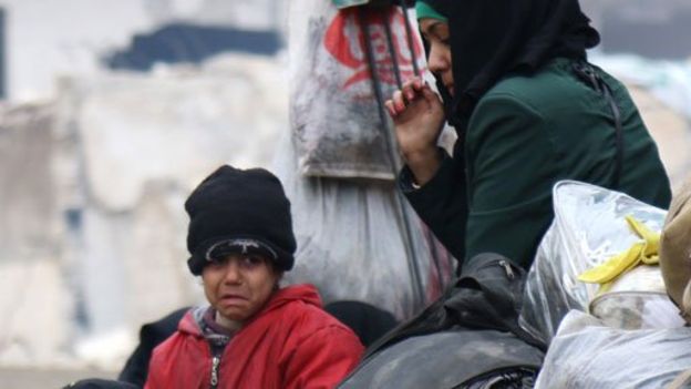 «Los niños lloran de hambre»: miles de personas esperan con desesperación ser evacuadas de la ciudad siria de Alepo tras nuevo acuerdo