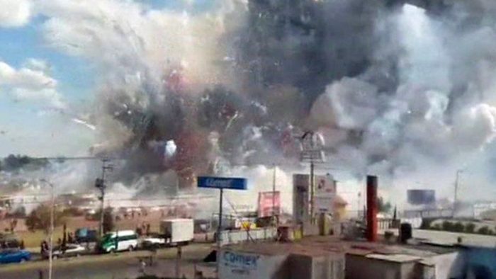 [VIDEO] Las impresionantes imágenes durante y después del incendio en el mercado de pirotecnia de Tultepec, en México