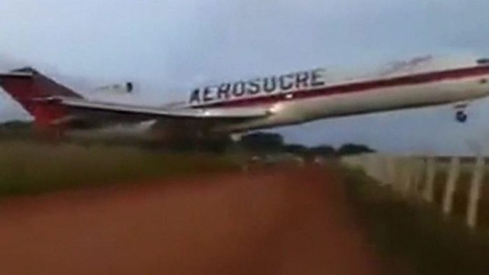 [VIDEO] El estremecedor momento en que un avión de carga se estrella en Colombia dejando 5 muertos