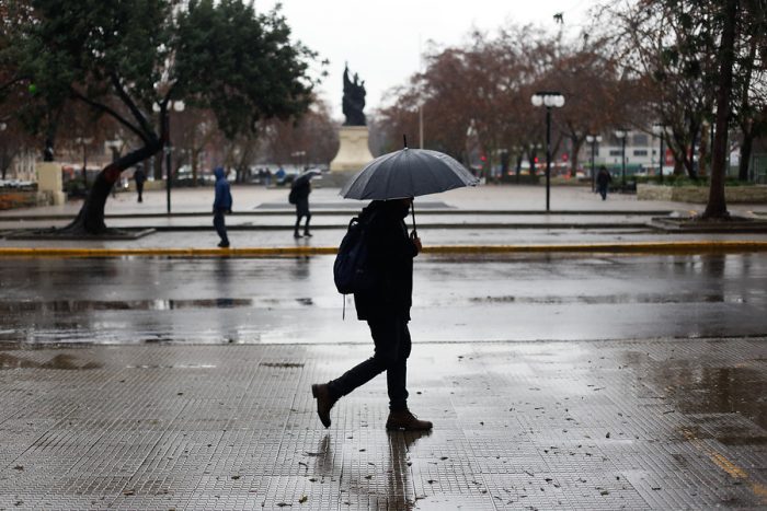 Lluvia sorpresiva dejó sin luz a 16 mil hogares en Santiago