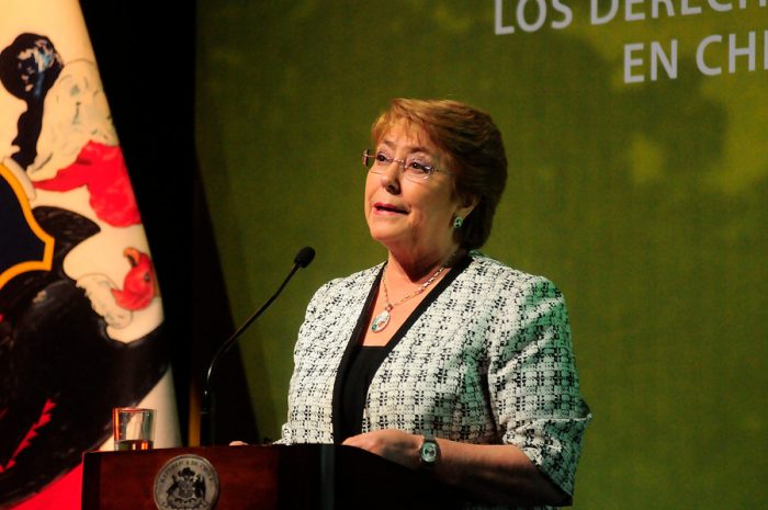 Bachelet anuncia envío de proyecto de ley de migraciones y condena «resurgimiento de discursos xenófobos»