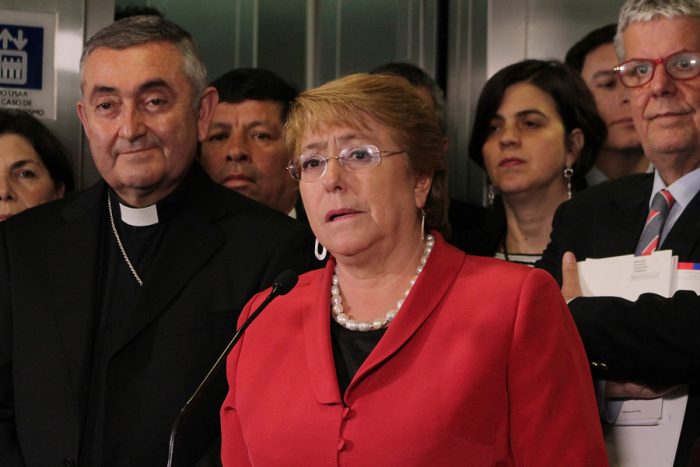 Bachelet destaca «clima de fraternidad» en comisión para la Araucanía y propone reconocimiento constitucional para los pueblos originarios
