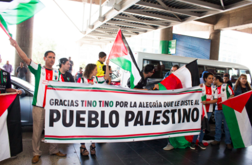 Hinchas reciben al Palestino tras culminar gira por Oriente Medio