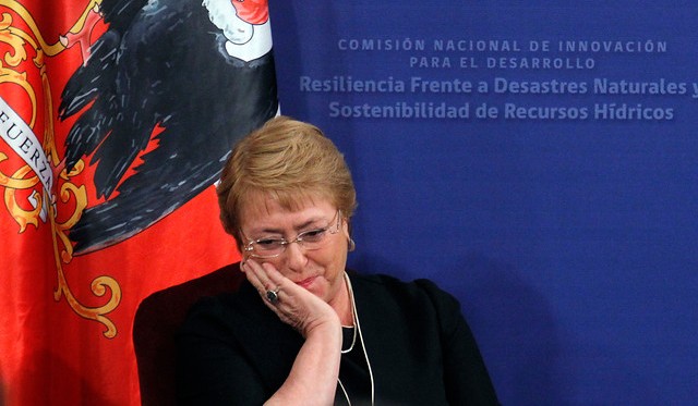 Bachelet suspende viaje a cumbre Celac por incendios forestales