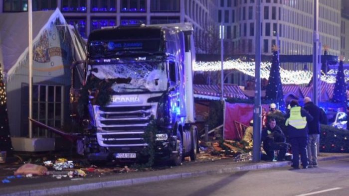 [VIDEO] Camión impacta feria navideña en Berlín dejando varios heridos y al menos nueve muertos