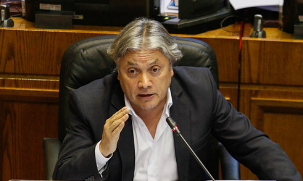 Senador Navarro presenta denuncia criminal contra Piñera