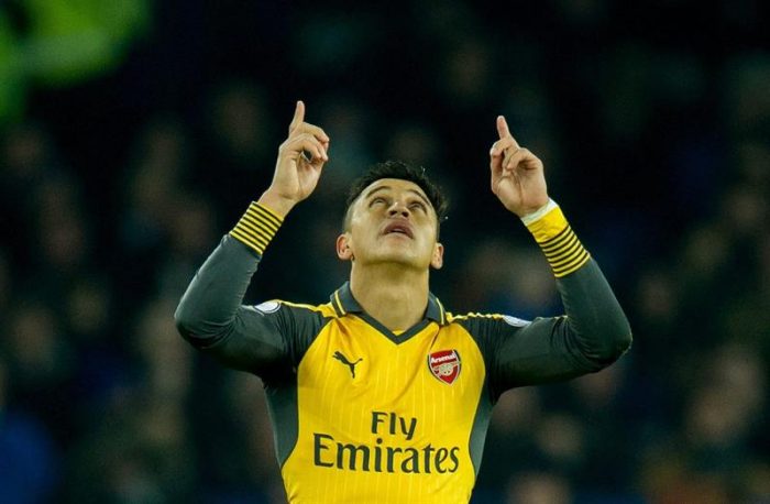 [VIDEO] Alexis Sánchez abre la cuenta para el Arsenal con sorpresivo tiro libre frente al Everton en la Premier League