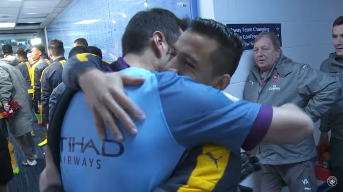 [VIDEO] El cariñoso saludo entre Sánchez y Bravo previo al encuentro del Manchester City y el Arsenal