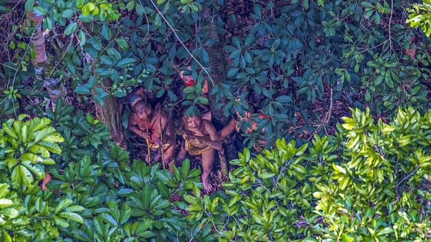 Brasil critica duramente «fotografías invasoras» de indígenas aislados