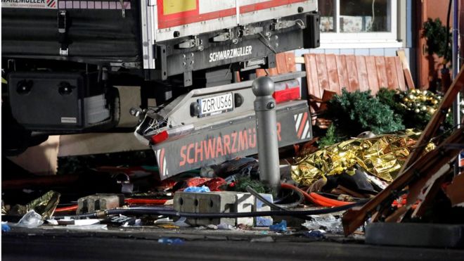 [FOTOS] Las imágenes del brutal ataque de un camión contra un mercado de Navidad en Berlín