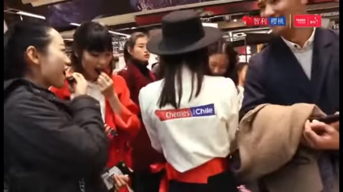 [VIDEO] El flashmob de una marca de cerezas chilenas que sorprendió a clientes de supermercado en China