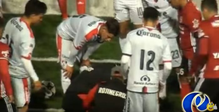 [VIDEO] Futbolista convulsiona en pleno partido luego de chocar con otro jugador