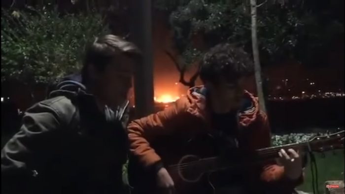 [VIDEO] Jóvenes fueron sorprendidos por explosiones en Estambul mientras cantaban y tocaban guitarra