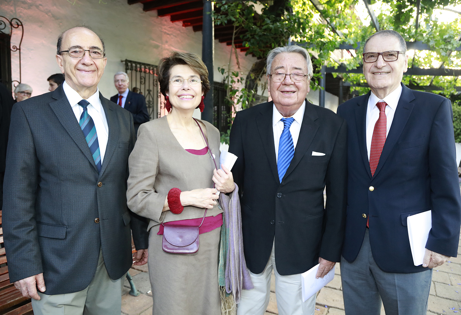 Doctor Jorge Babul de la U.de Chile; Rosa Florensa, junto al Dr. Luis Burzio, investigador de la Facultad de Ciencias Biológicas UNAB y el Dr. Manuel Krauskopf, miembro de la junta directiva de la misma universidad.