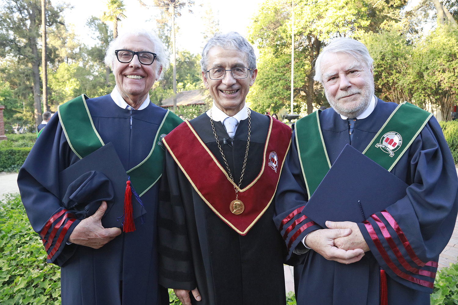 Los Premios Nacionales de Ciencias y académicos de la Universidad Andrés Bello, doctores Pablo Valenzuela; José Rodríguez, rector; y Horacio Croxatto.