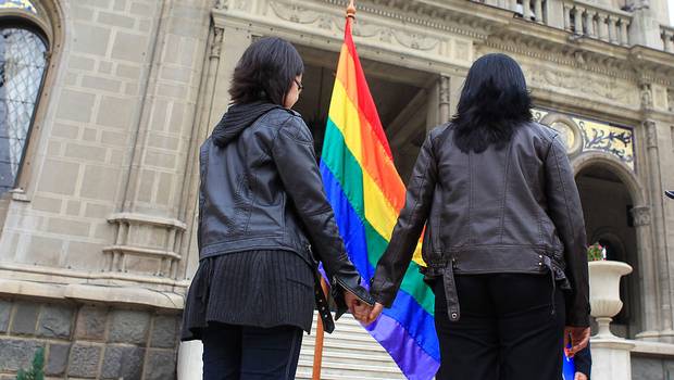 Proyecto de ley busca que familias homoparentales puedan inscribir a sus hijos