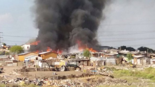 Incendio afecta a 17 viviendas del campamento Japón en Maipú