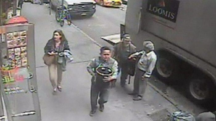 [VIDEO] El osado ladrón que se robó un balde repleto de oro a la vista de todos (menos de los guardias de seguridad)