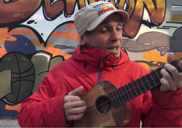 [VIDEO] «El arte en la calle no es delito»: Manu Chao dedica mensaje a través de Facebook con cover de «Huelga de amores»