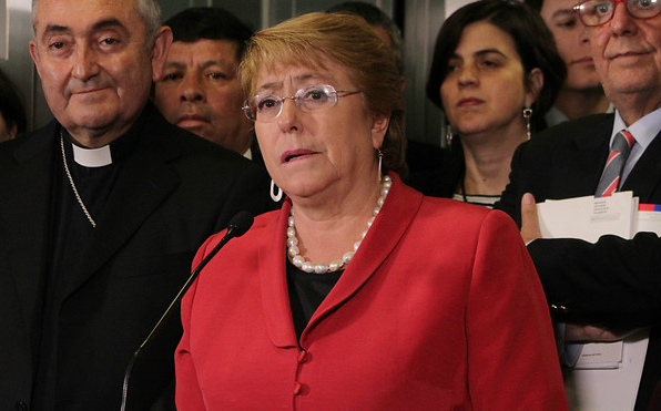 Bachelet promete avanzar «con decisión» en 2017 y evalúa positivamente 2016