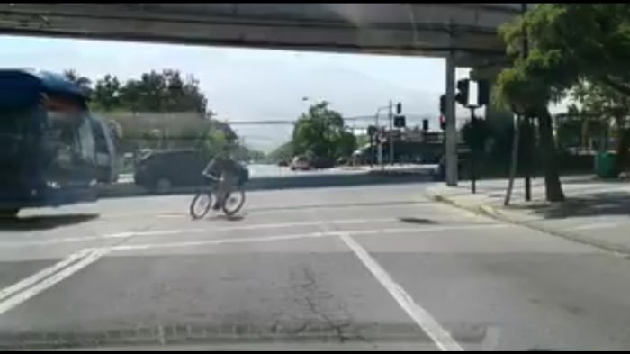 [VIDEO] No la cuenta dos veces: ciclista se salva «milagrosamente» de ser atropellado por un bus del Transantiago