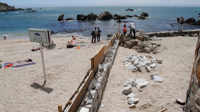 [VIDEO] Vecinos derriban el muro que dividía la playa Los Lilenes