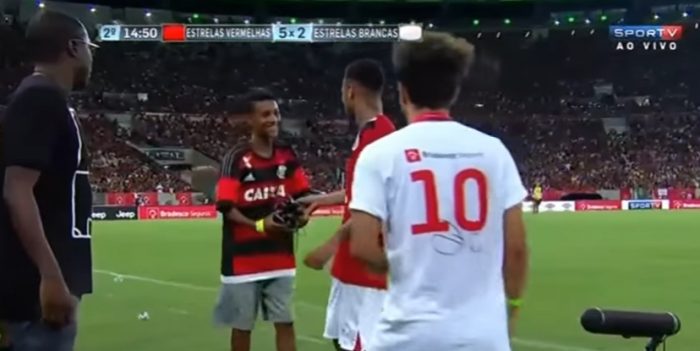 [VIDEO] Neymar le regaló sus botines a un niño en medio de un partido