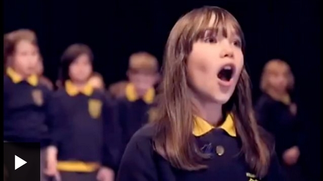 [VIDEO] La sorprendente voz de una niña con autismo que conmueve cantando el Aleluya de Leonard Cohen