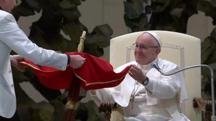 [VIDEO] El inusual truco con el que el papa Francisco puso a levitar una mesa