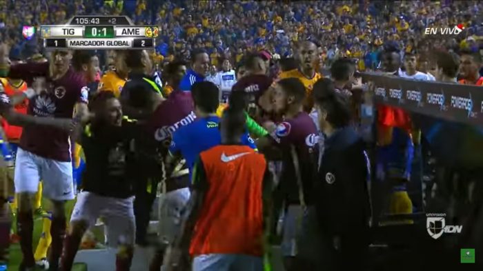 [VIDEO] La «batalla campal» durante el duelo entre Tigres y América por la final de la liga mexicana