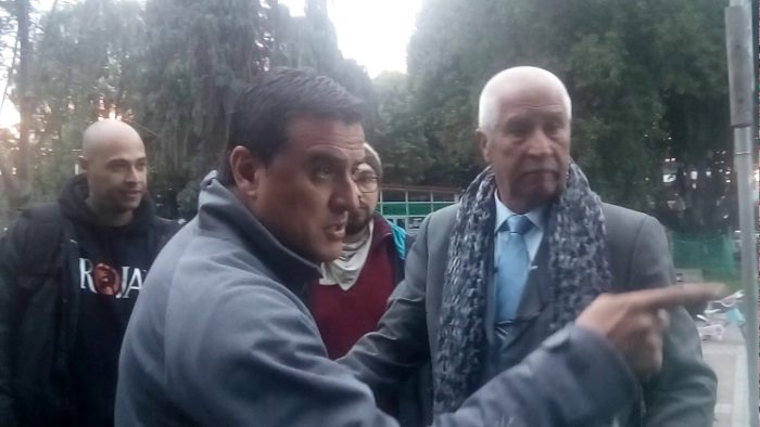 [VIDEO] El tenso encontrón de Ramón Ulloa con manifestantes pro mapuche que lo funaron durante despacho sobre el terremoto