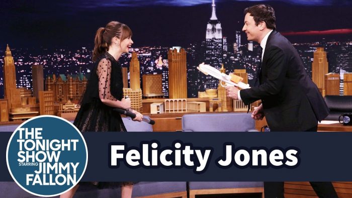 [VIDEO] Felicity Jones asustó a Jimmy Fallon con técnicas de pelea al estilo Star Wars