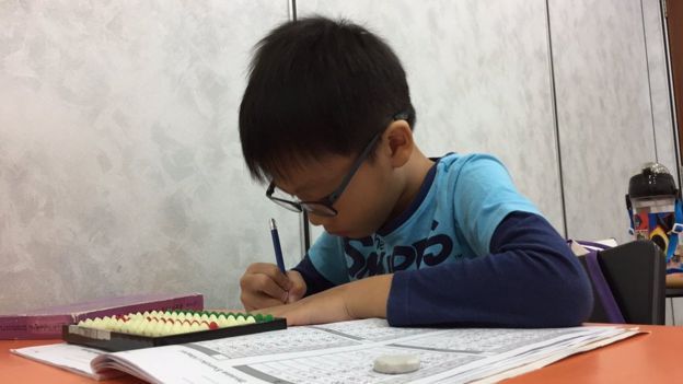 Los padres de Luchas, de 6 años, lo llevan a un instituto de matemáticas para una hora de ejercicios. La idea e reforzar sus conocimientos y darle "confianza extra". 