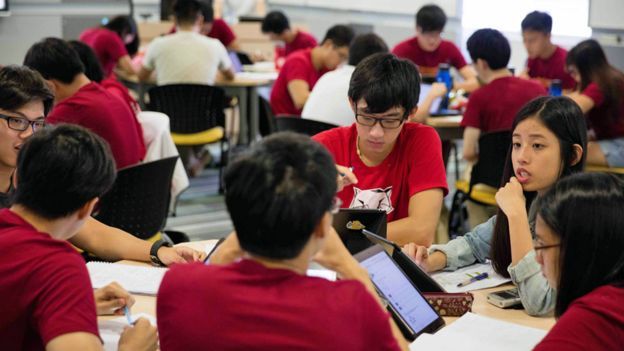 Algunos cuestionan las fuertes presiones y exigencias que enfrentan los estudiantes en Singapur. 
