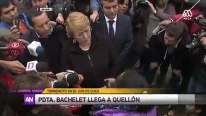 [VIDEO] Mujer afectada por el terremoto en el sur encara a Bachelet y acusa oportunismo de la prensa y la Municipalidad por su visita