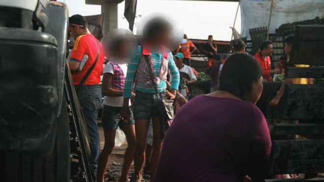 «¡Oferta, oferta! ¡Llévatelos a 100 bolívares!»: el drama de las niñas venezolanas obligadas a prostituirse para comer