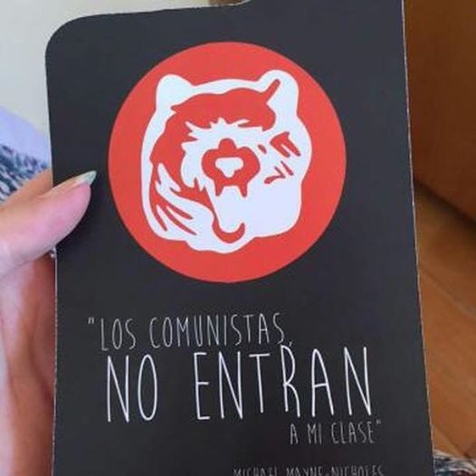 Centro de estudiantes de U. Adolfo Ibáñez reparte carteles a nombre de profesor: «Los comunistas no entran a mi clase»