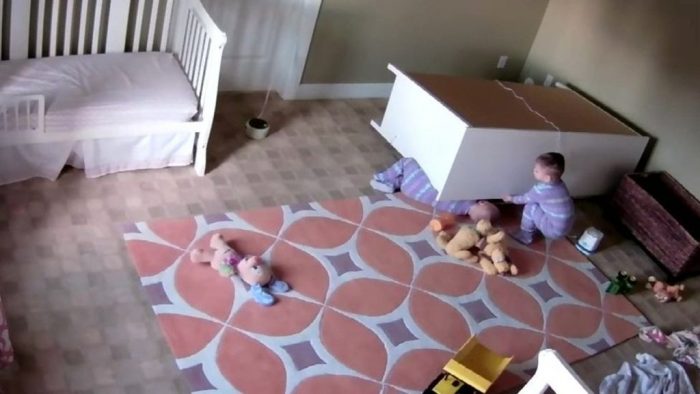 [VIDEO] El bebé que salvó a su hermano mellizo al que le cayó un mueble encima